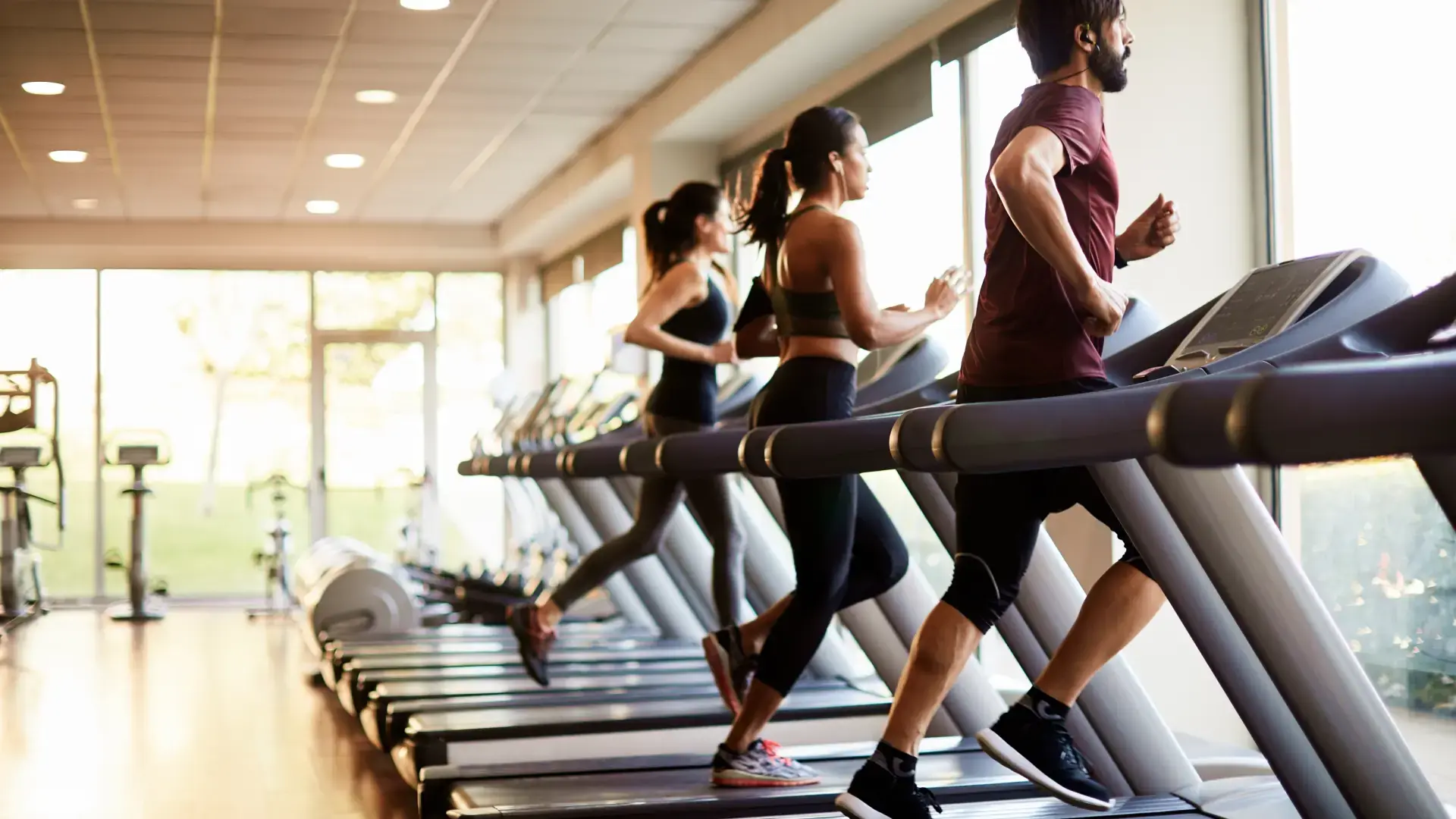 gente-entrenando-en-un-gimnasio