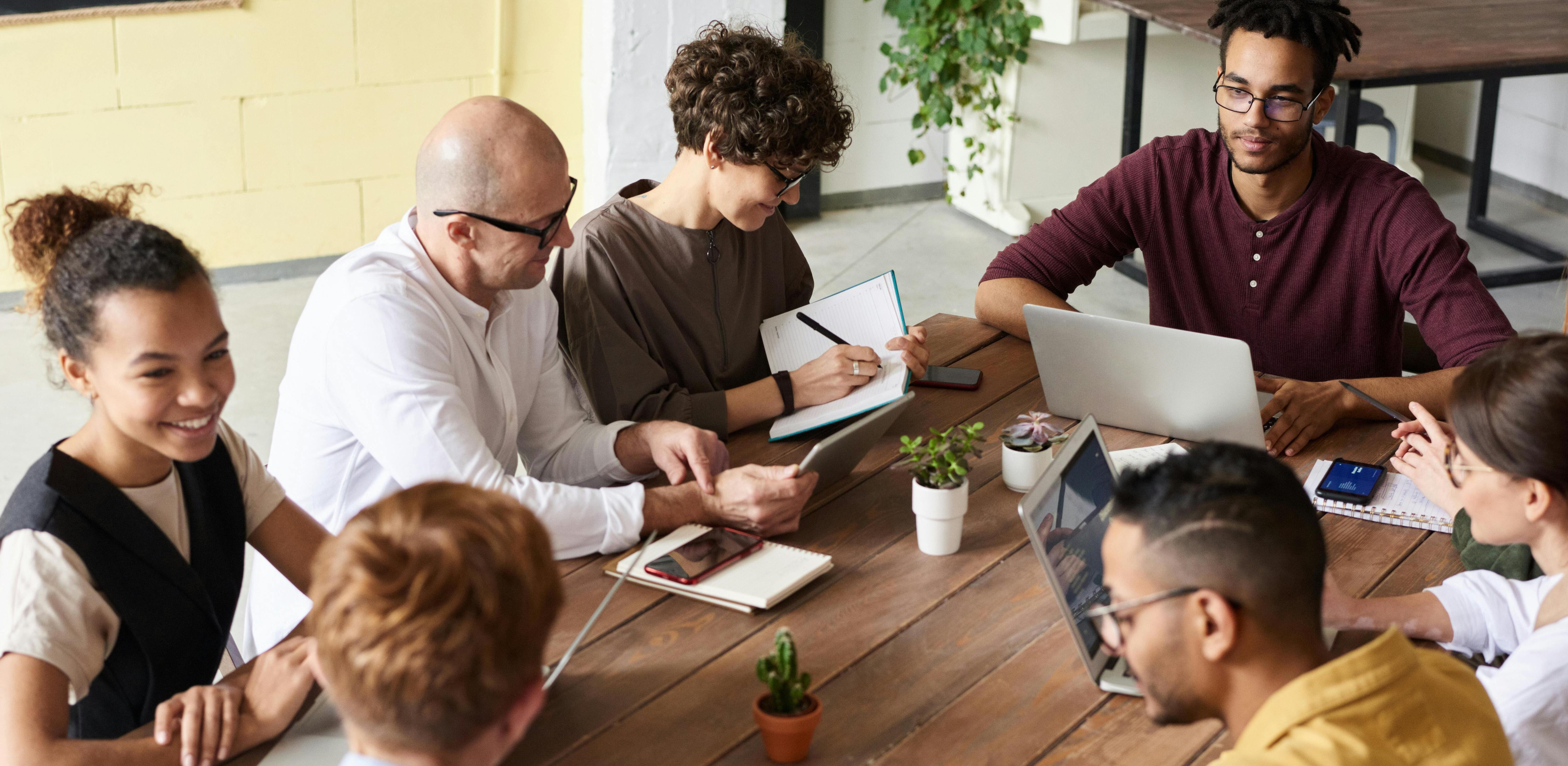 Grupo de compañeros de trabajo en reunión